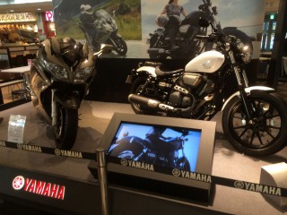 翌日、新東名清水PAにて。館内にオートバイの展示。さすが静岡。