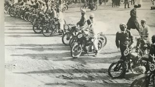 スタート前に熱田神宮に参拝する選手たち